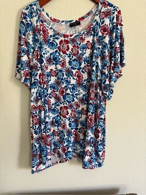 EIC Lane Bryant White Short Sleeve Scoop Neck Top with Blue & Red Floral Print